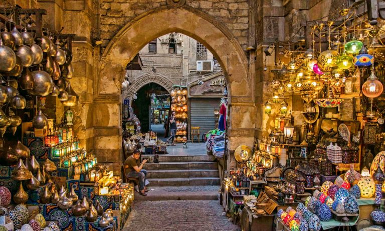 Dealing with Crowds and Vendors on Muizz Street & Khan El Khalili Tours